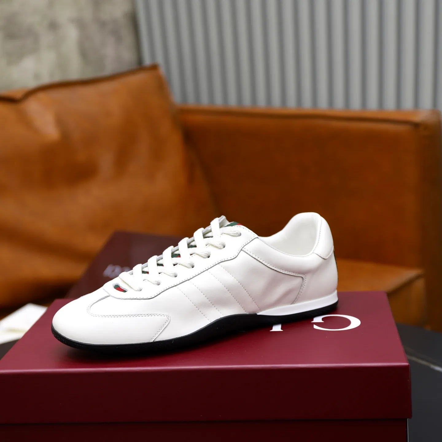 Ex-factory price: 580💰💰Gucci Shift series couple's sports shoes ❗❗ The Gucci Shift series is newly launched, with a lightweight design that reinterprets sports style. The neat silhouette adds a sense of freedom and exudes sophistication when moving. The webbing detail runs like an endless ribbon throughout the design, and the side seam details add a finishing touch. ❗Original development ❗Washed effect cowhide upper ❗Two-color Tpu outsole ❗Size: Female 35-41 Male 39-45